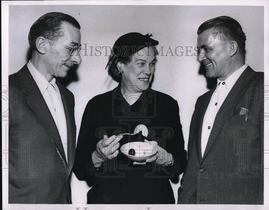 1956 Press Photo Meredith Jones Explains The Benefits Of Executive Dieting