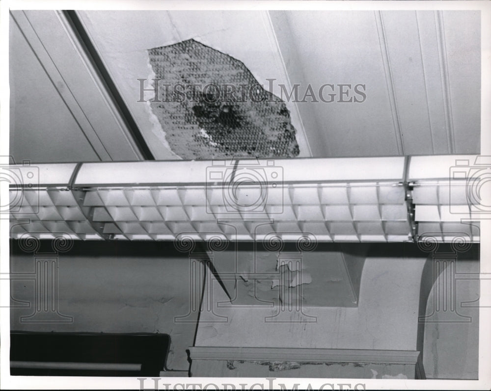 1961 Press Photo Ceililng of a federal office building caving in.