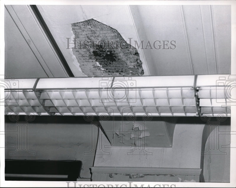 Load image into Gallery viewer, 1961 Press Photo Ceililng of a federal office building caving in.
