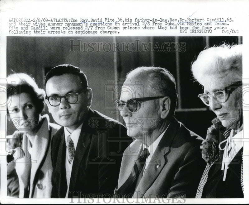 Load image into Gallery viewer, 1969 Press Photo Rev. David Fite and Herbert Caudill with their wives after

