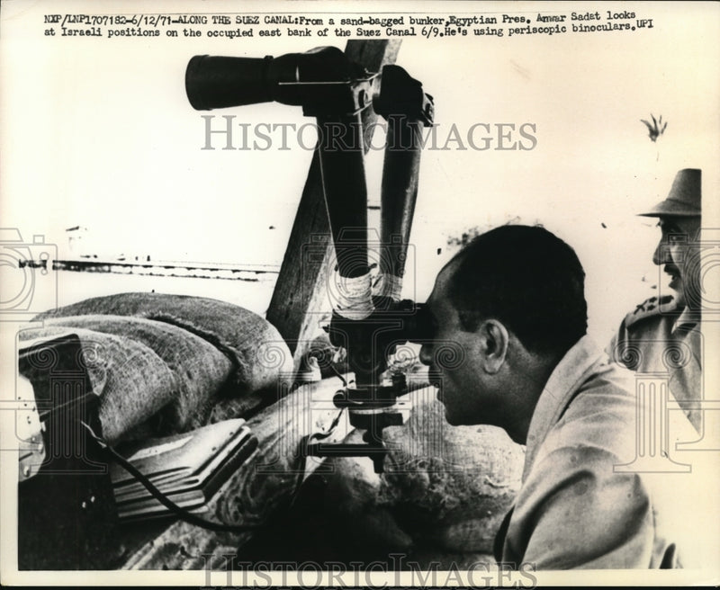 Load image into Gallery viewer, 1971 Press Photo Egyptian Pres. Anwar Sadat, along the Suez Canal.
