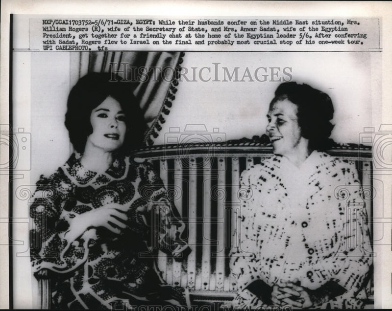 Load image into Gallery viewer, 1971 Press Photo Mrs William Rogers, wife of the Sec of St and Mrs Anwar Sadat.
