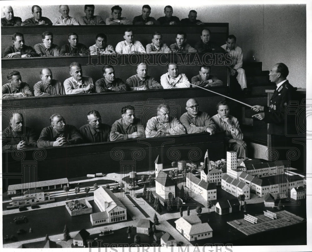 1960 Press Photo Volunteer Firemen Attending Fire Fighting School