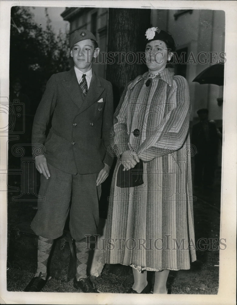Load image into Gallery viewer, 1937 Press Photo Albert Hamel And Mother After He Testified In Court
