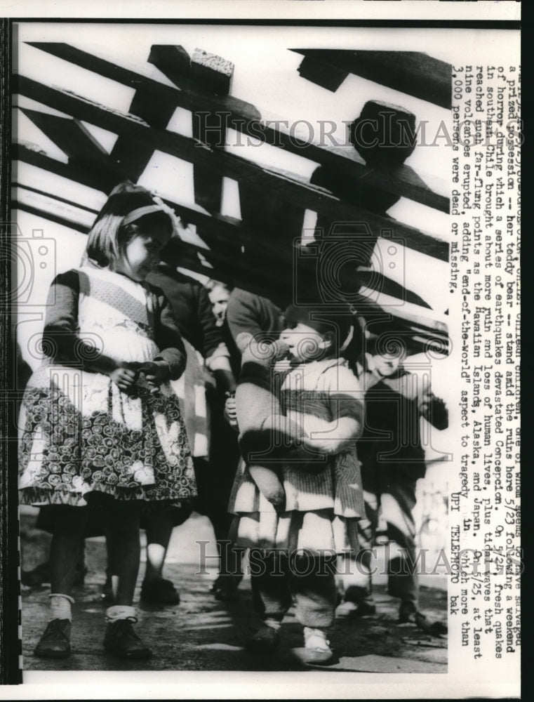 1960 Press Photo Children Salvage Possessions After A Series of Earthquakes