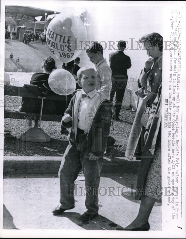 Load image into Gallery viewer, 1962 Press Photo Small Boy Carrying A Balloon At The World's Fair
