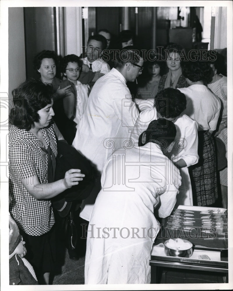 Load image into Gallery viewer, 1962 Press Photo Brentwood Hospital Polio Shot Program
