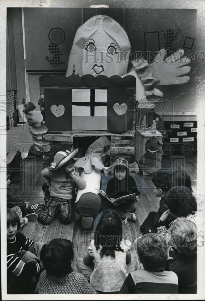 Load image into Gallery viewer, 1978 Press Photo Will Reichard Wilma Graley Garfield Elementary School Lakewood
