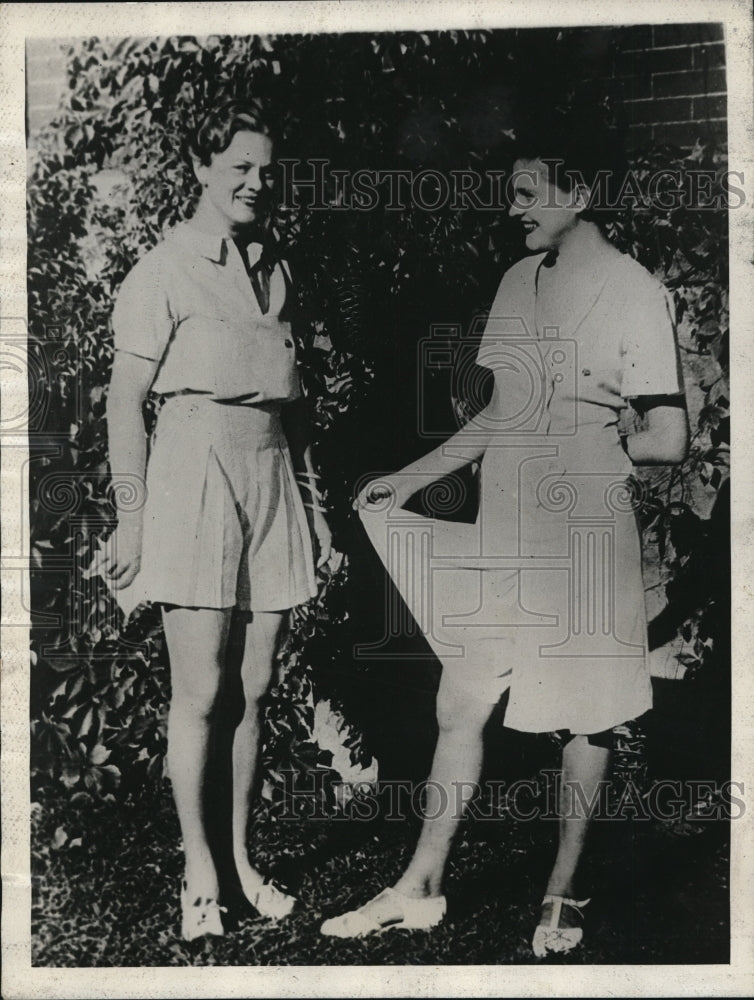 1931 Press Photo Elsie Mae Childers And Mary Lundeen Don Summer Shorts At School
