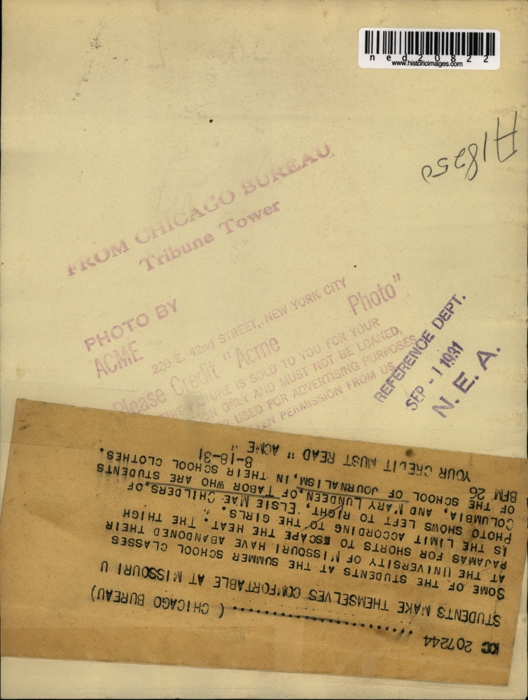 1931 Press Photo Elsie Mae Childers And Mary Lundeen Don Summer Shorts At School