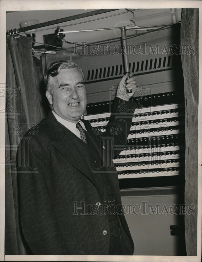 1940 Press Photo Secretary of Navy Charles Edison votes in New Jersey Primary