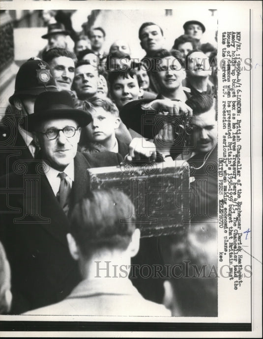 1958 Press Photo Derick Heatheaat-Amory Holds Budget Box Leaving The Treasury
