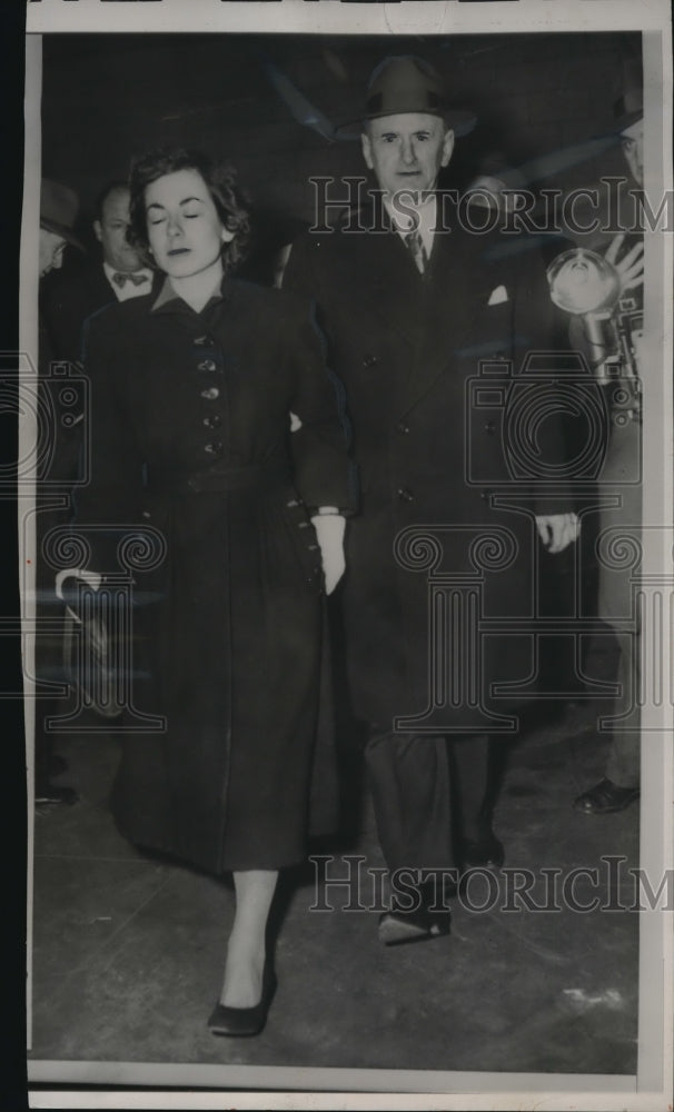 1950 Press Photo Judith Coplon Escorted by a U.S. Marshal at Federal Court