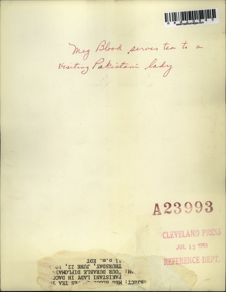 1961 Press Photo Meg Blood Serves Tea To A Visiting Pakistani Lady