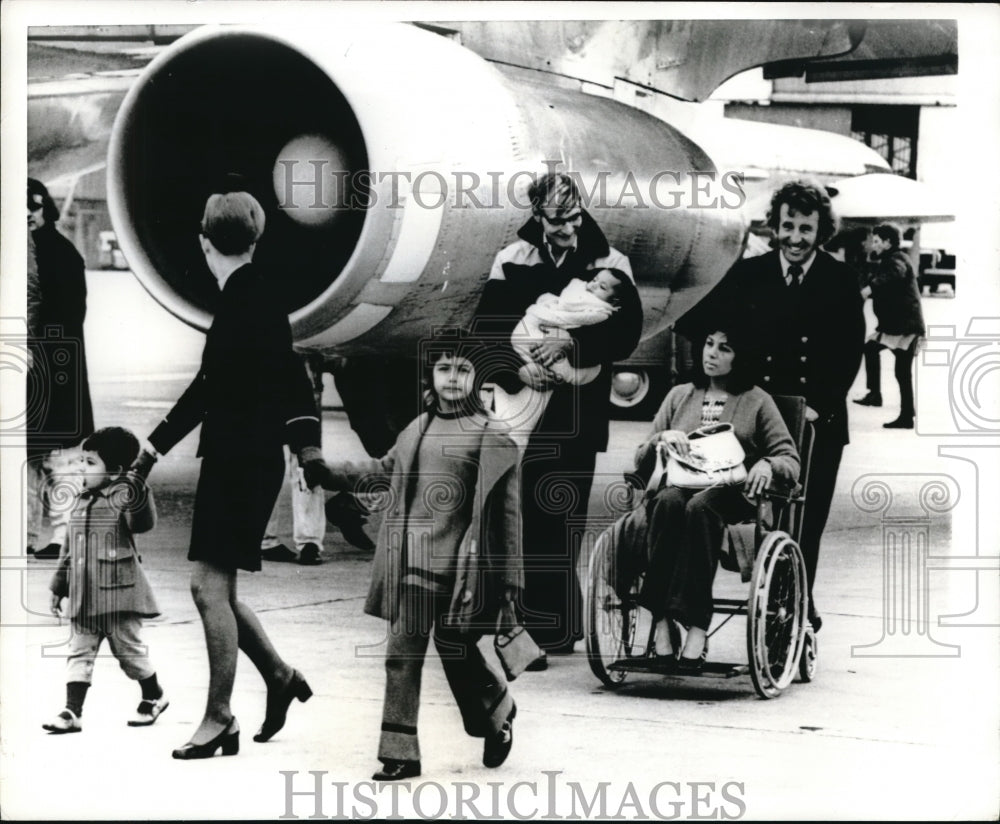 1971 Press Photo Karachi refugees arrive in Luton, ENG from Cyprus.