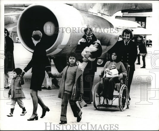 1971 Press Photo Karachi refugees arrive in Luton, ENG from Cyprus.