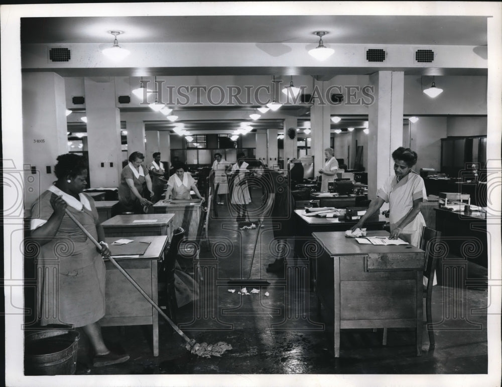 1946 Press Photo Office Building of Public Affairs US Government Cleaning Women