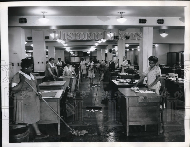 Load image into Gallery viewer, 1946 Press Photo Office Building of Public Affairs US Government Cleaning Women
