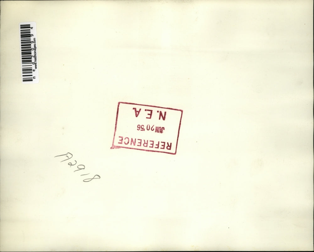 1956 Press Photo Joanne Gutberley cools off dog