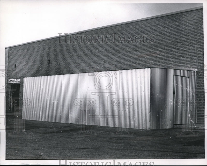 Load image into Gallery viewer, 1965 Press Photo Pich-N-Pay Shed At Shorgate
