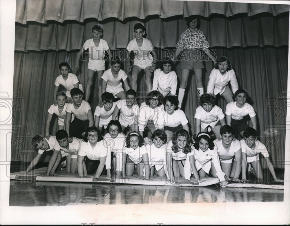 1955 Press Photo Brooklyns Tumblin Clan