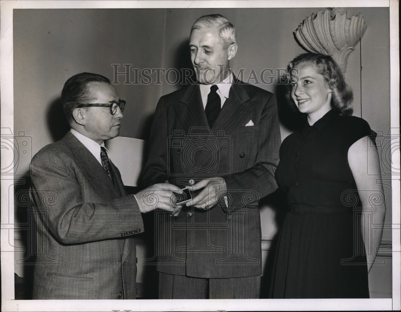 Load image into Gallery viewer, 1950 Press Photo Sir Francis Evans Britain New York America Linguaphone
