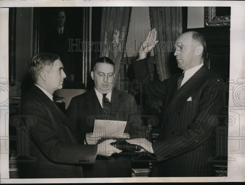 Load image into Gallery viewer, 1941 Press Photo New Jersey Governor Charles Edison Swears in Lewis Compton
