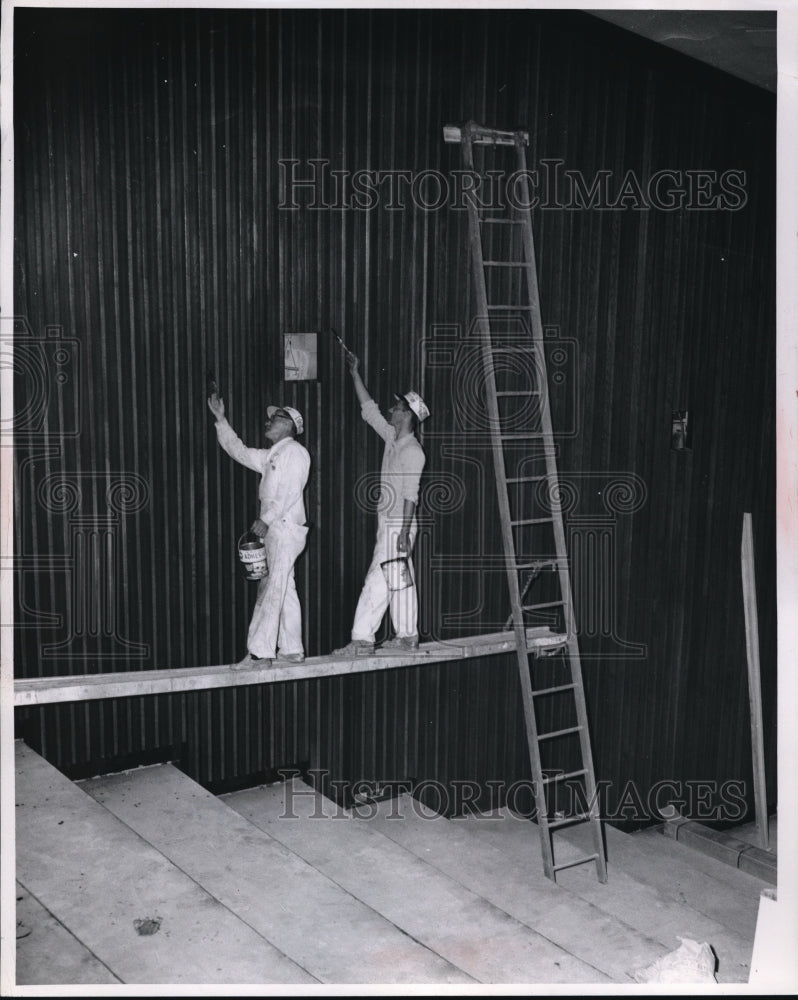 1964 Press Photo Jim Carins and John Klinav, Cleveland Clinic.