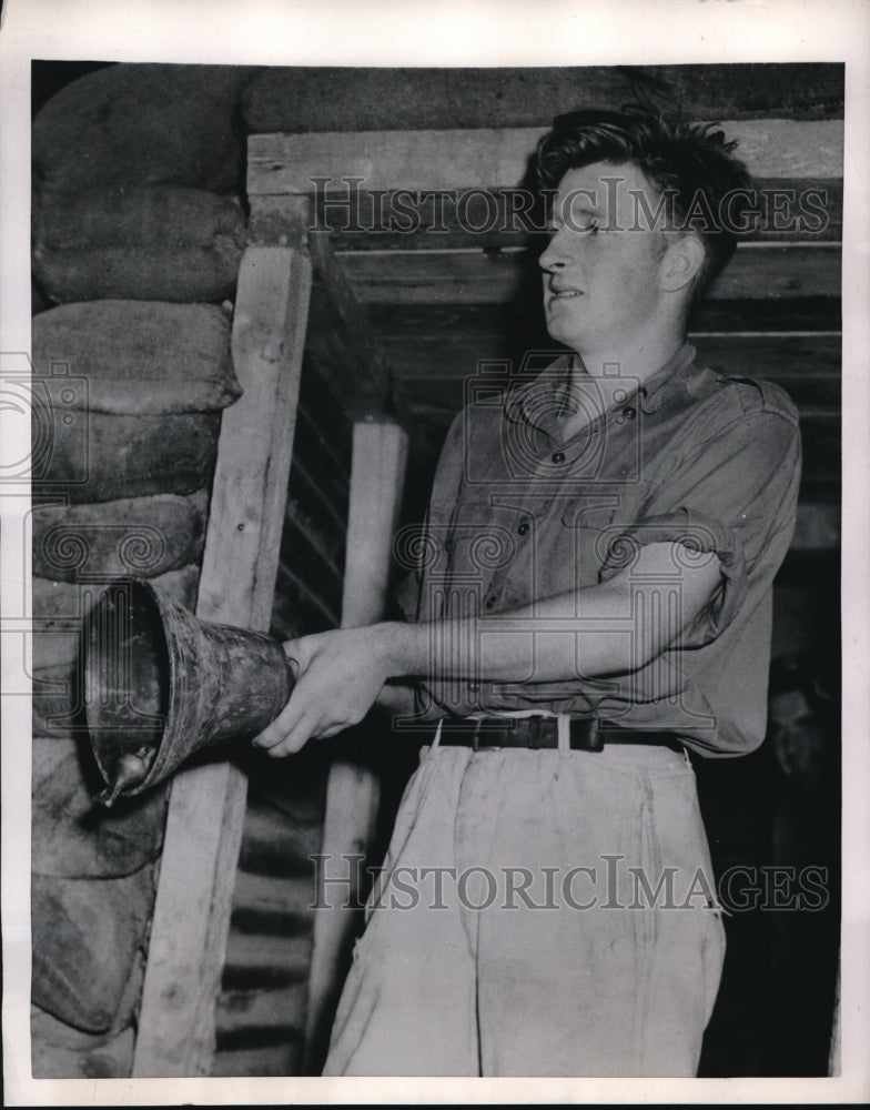 Load image into Gallery viewer, 1953 Press Photo Private Raymond Shannon Bell Canadian 25th Infantry Korean War
