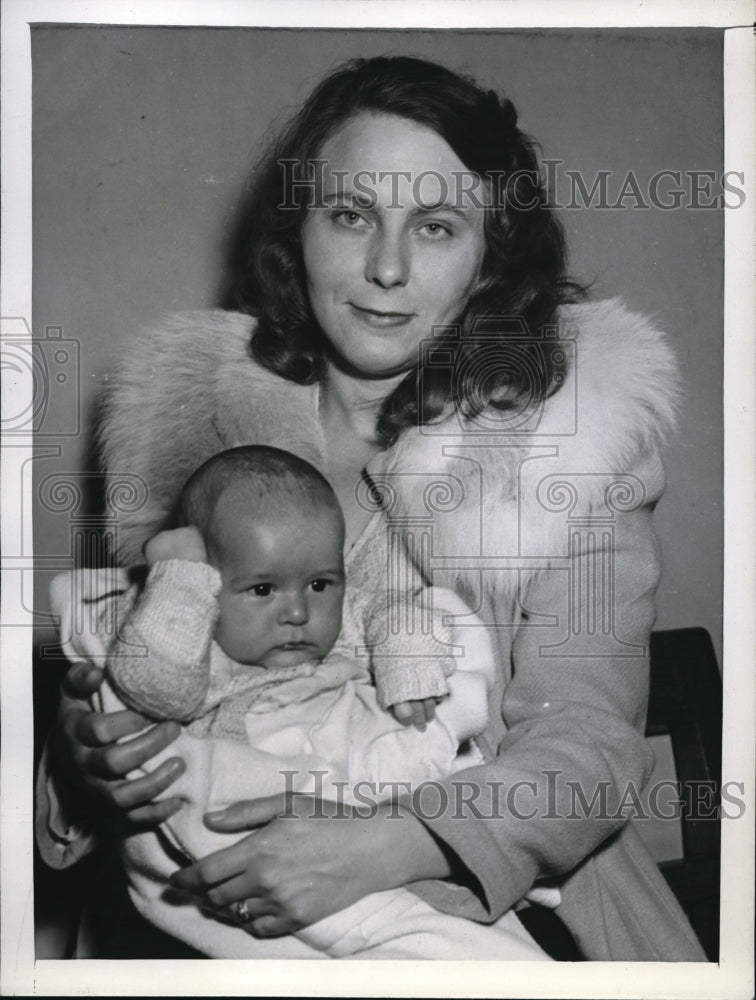 Load image into Gallery viewer, 1944 Press Photo Mrs. Helen Bonita Allen shown in a court with her baby
