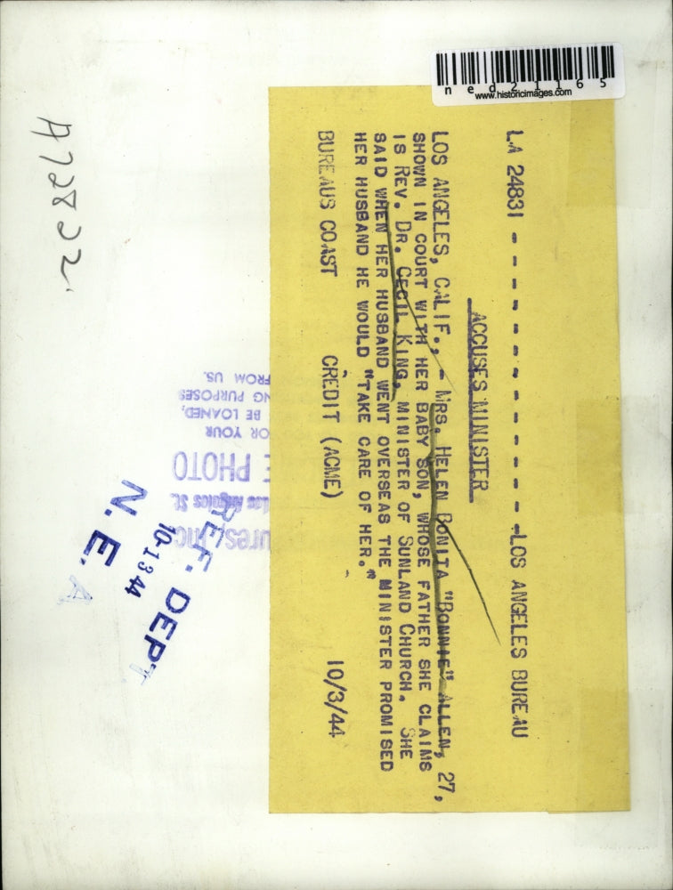 1944 Press Photo Mrs. Helen Bonita Allen shown in a court with her baby