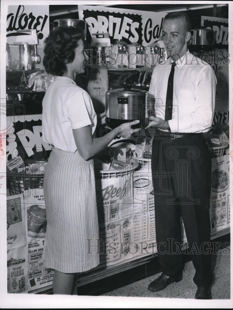 Load image into Gallery viewer, 1962 Press Photo Martin Fultz Manager Vivian Pajestka Pick-N-Pay
