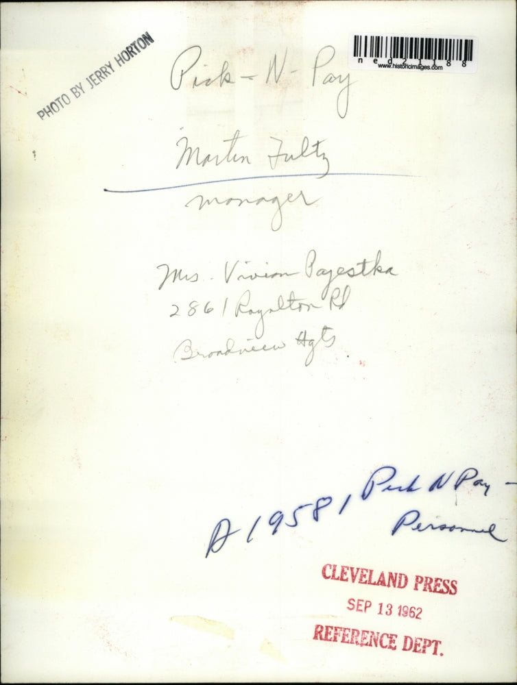1962 Press Photo Martin Fultz Manager Vivian Pajestka Pick-N-Pay