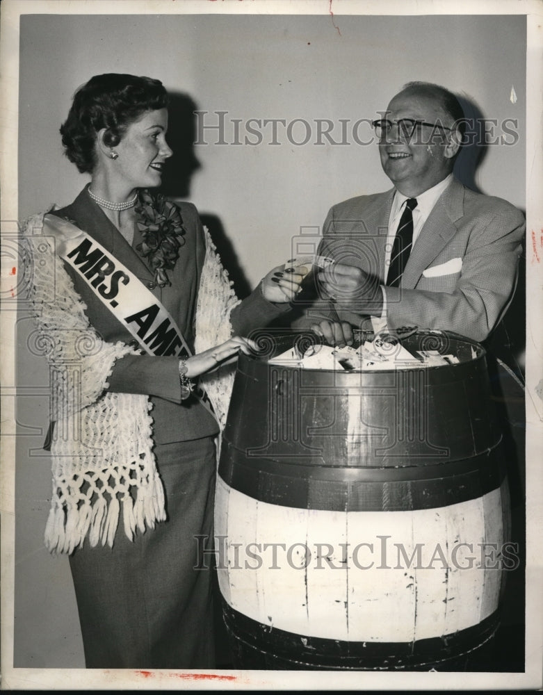 1954 Press Photo Wanda Jenning Misses America John K Davenport Pick-N-Pay Ticket