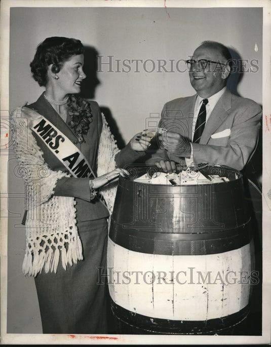 1954 Press Photo Wanda Jenning Misses America John K Davenport Pick-N-Pay Ticket