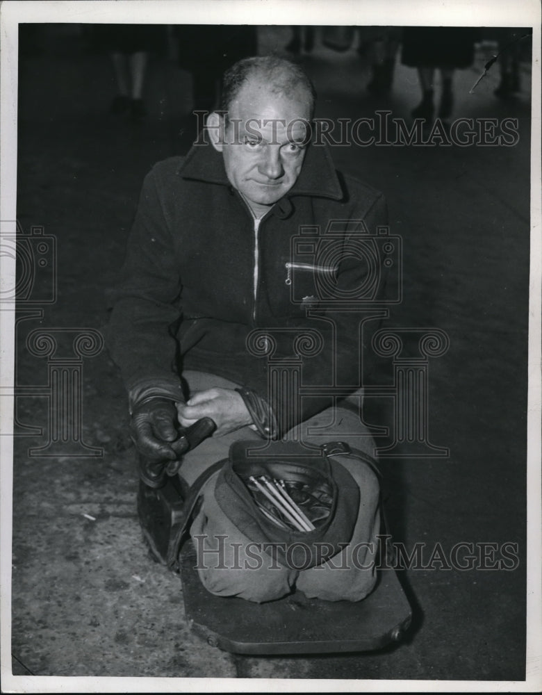 1943 Press Photo Tom Booth Cripple Columbus, Ohio