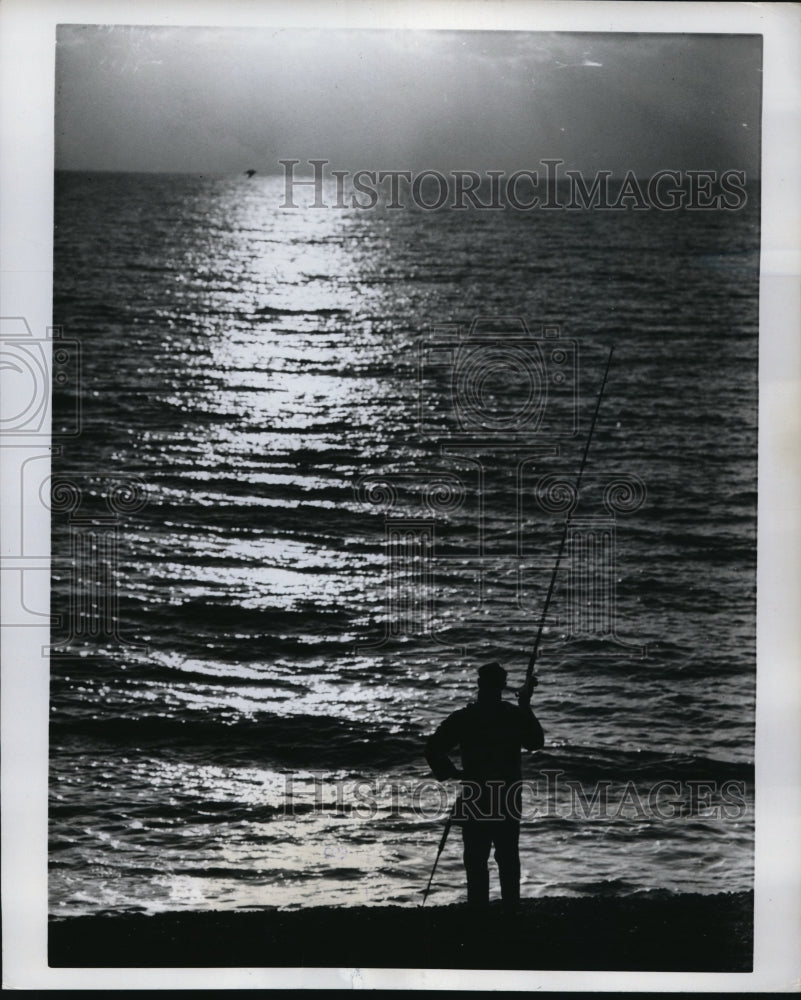 1962 Press Photo Fisherman Pauses To Gaze At Glittering Sight