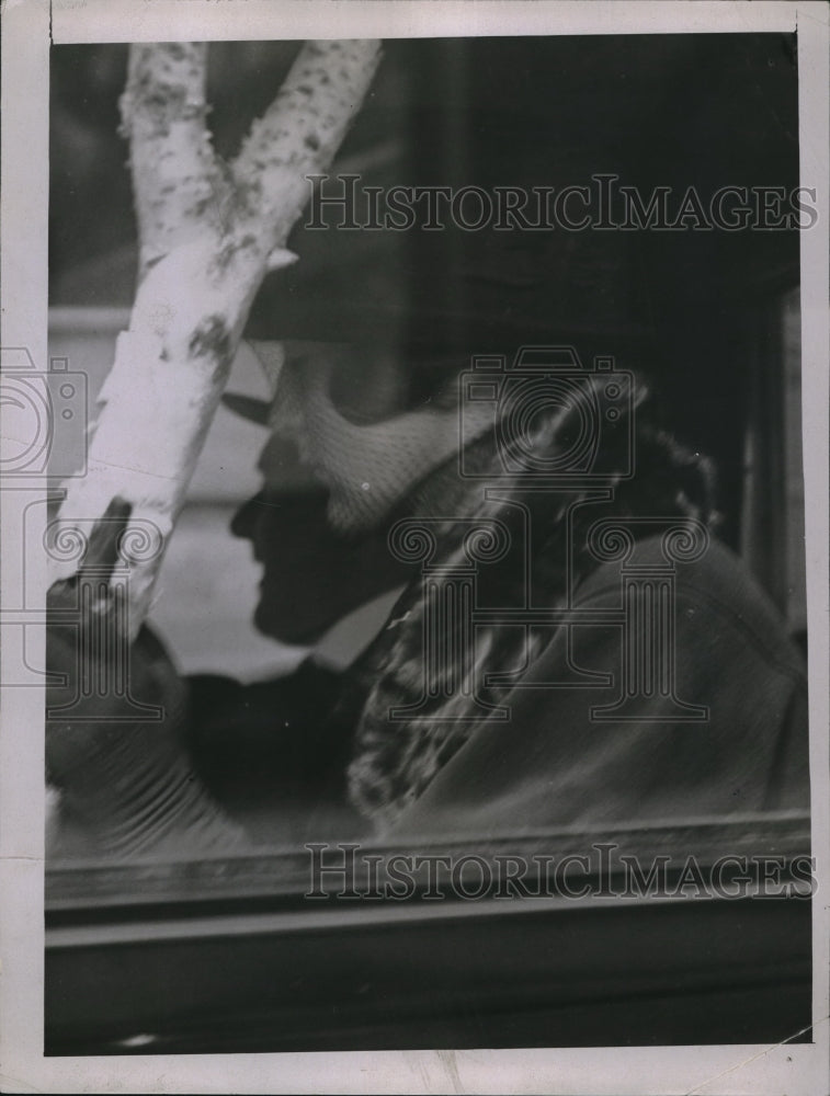 Load image into Gallery viewer, Press Photo Miss Muriel McCormick And Father On Return From Woods
