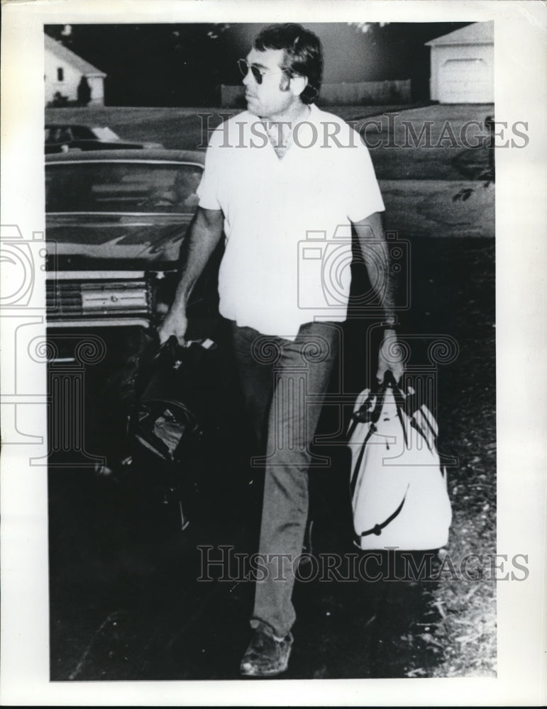 Press Photo Joe Kapp Carrying Bags