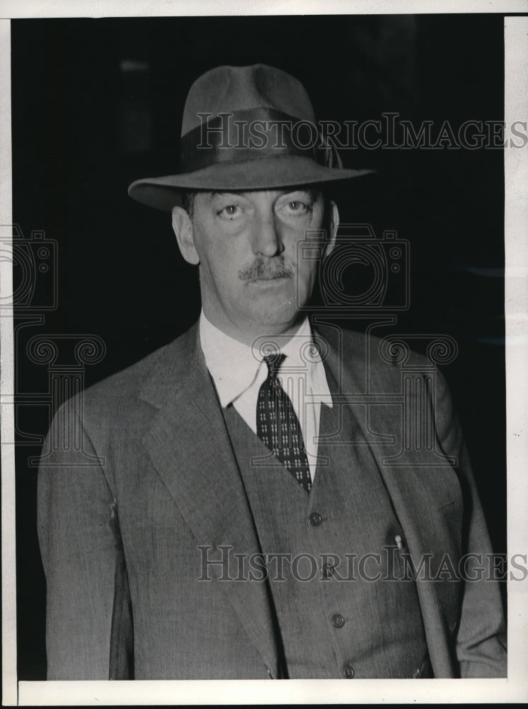 1936 Press Photo Carl Robertson Kurtz Being Charged with Embezzling $3100