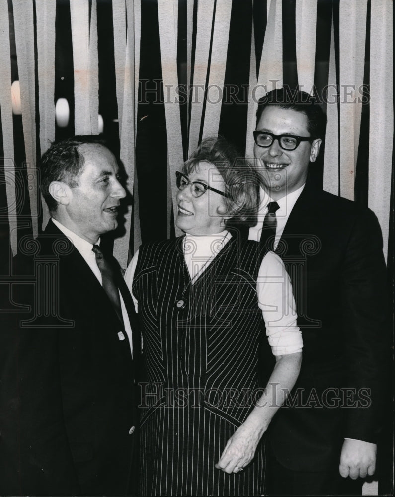 1966 Press Photo Officers for Shoregate Merchants Association
