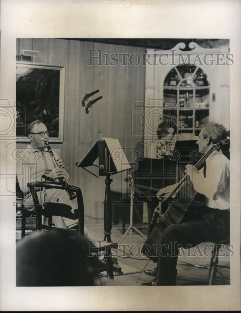 Load image into Gallery viewer, 1963 Press Photo Musicians Benny Goodman and Aldo Pariset Film Television Scene
