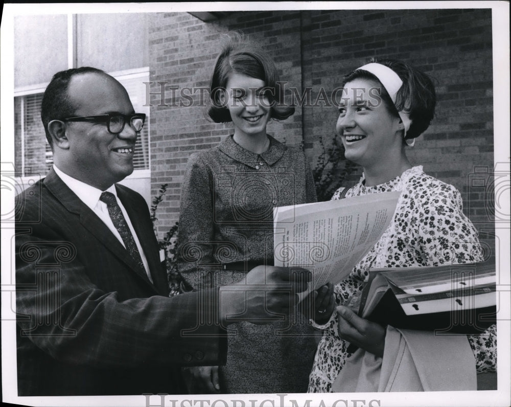1957 Press Photo Dr. James Bond, Vicki Hartman, Pam Buroker in Bowling Green
