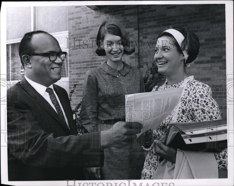 Load image into Gallery viewer, 1957 Press Photo Dr. James Bond, Vicki Hartman, Pam Buroker in Bowling Green
