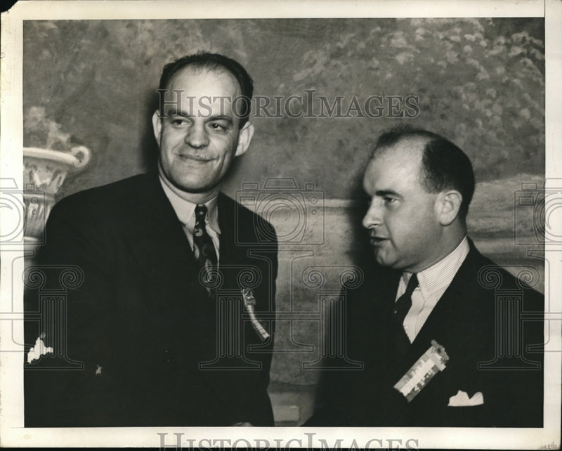 Load image into Gallery viewer, 1940 Press Photo Joe Curran and Mike Quill shake hands in Atlantic City, NJ.
