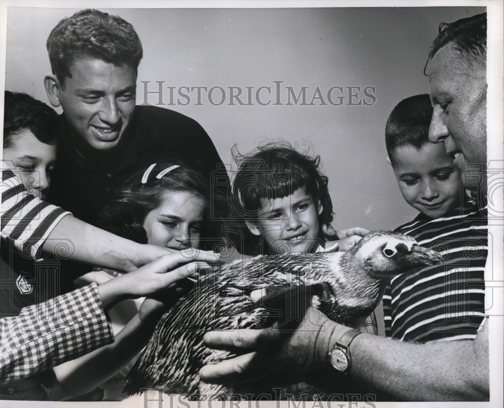 1960 Press Photo Barth Goldberg, Adolf Frohn and Pengy; at Miami Seaquarium.