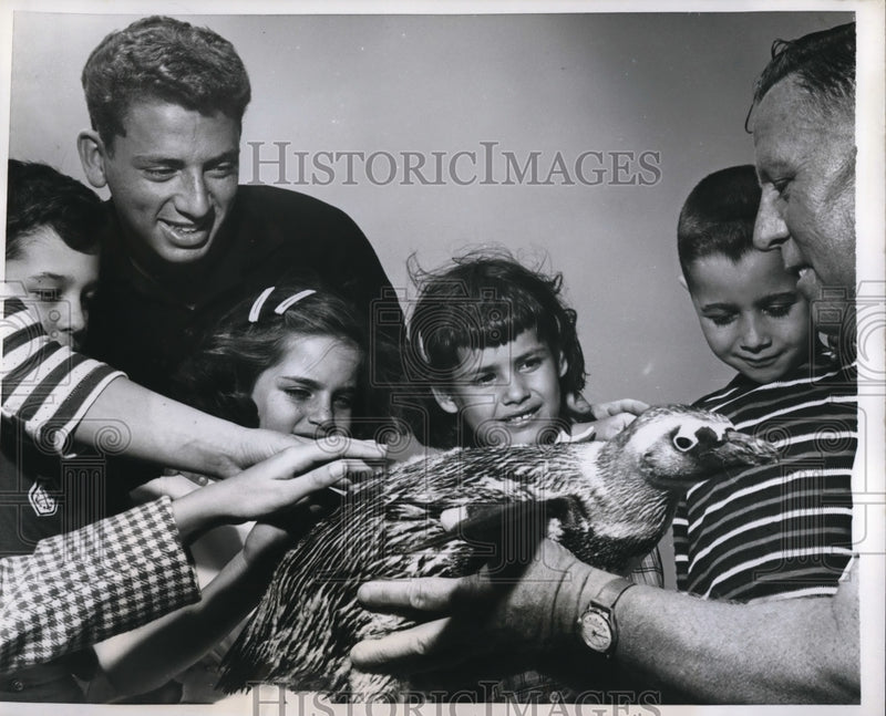 Load image into Gallery viewer, 1960 Press Photo Barth Goldberg, Adolf Frohn and Pengy; at Miami Seaquarium.
