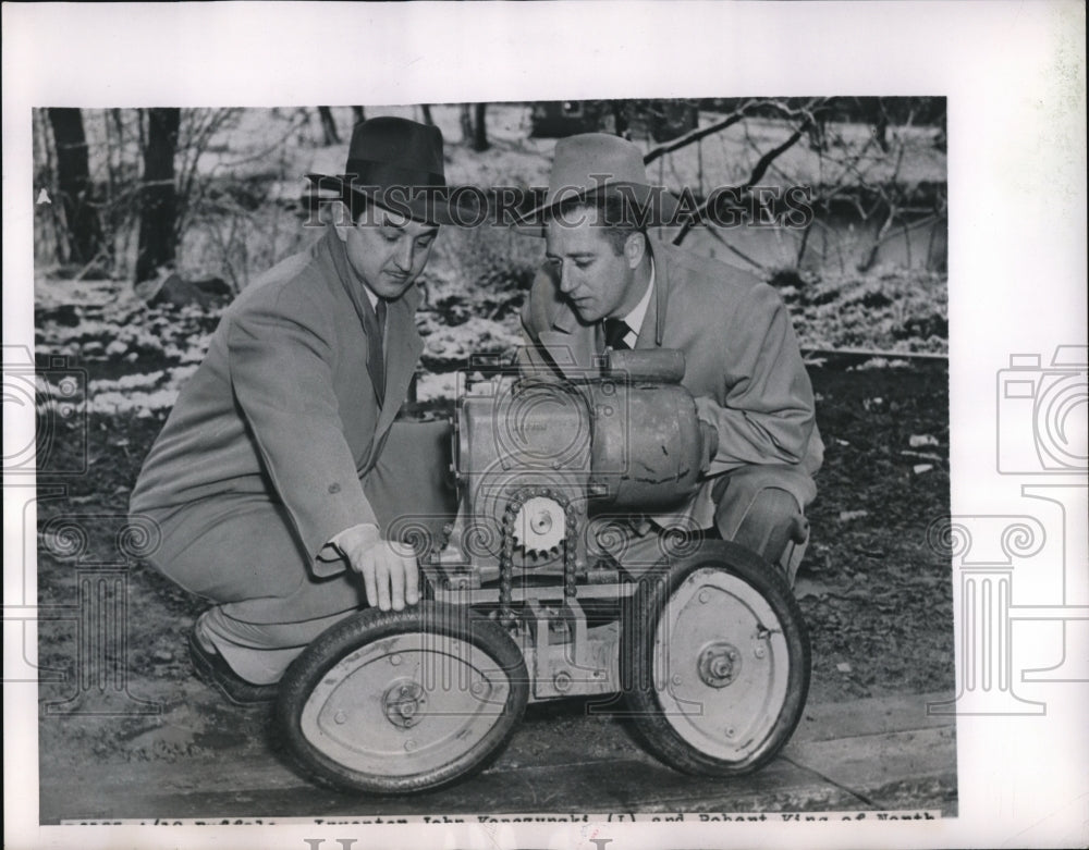 1949 Press Photo John Kopczynski Robert King Inventors Egg-Shaped Wheel