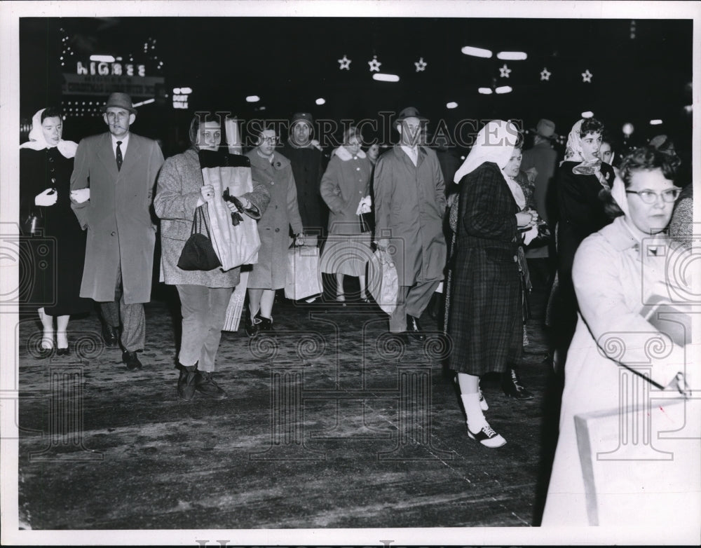 1960 Press Photo Crowds of night shoppers.