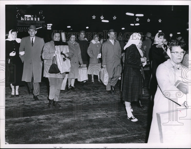 Load image into Gallery viewer, 1960 Press Photo Crowds of night shoppers.
